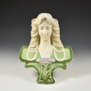 Busto femenino colgante estilo liberty - Richard-Ginori, 1900-1910 aprox.